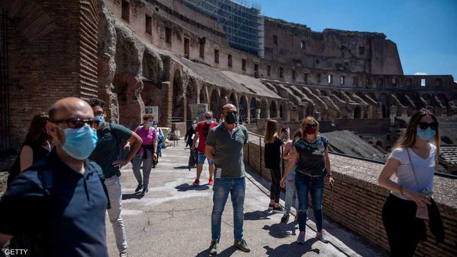 قال مسؤولون إنهم كانوا يتوقعون مجيء 300 شخص فقط علما أنه في الحالات الطبيعية كان يتوافد إلى المكان آلاف السياح يوميا، نحو 70 في المئة منهم من الأجانب.