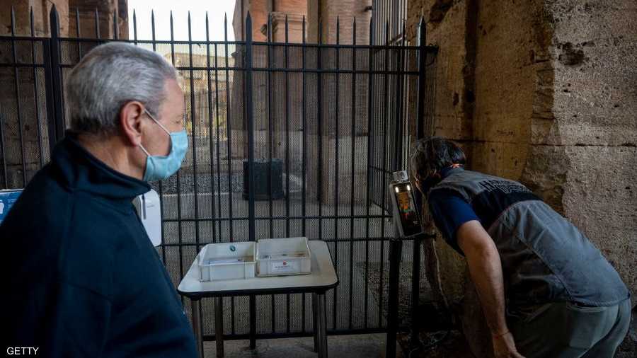 قبل الدخول إلى الكولوسيوم، يمر السياح والزوار أمام كاميرا تقيس حرارتهم.