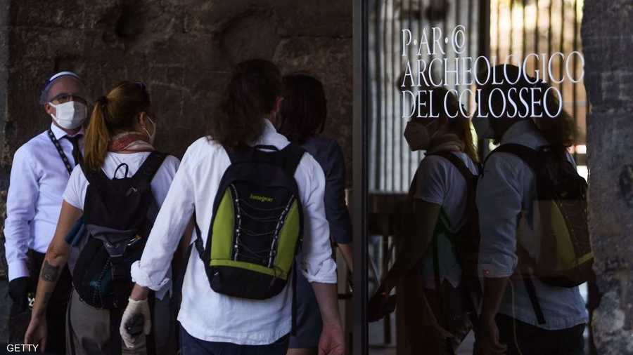 بدت العودة إلى الكولوسيوم خجولة مع وجود عدة مئات من الزوار والسياح، ففرضت حالة شبه صمت على جنبات المدرج الضخم.