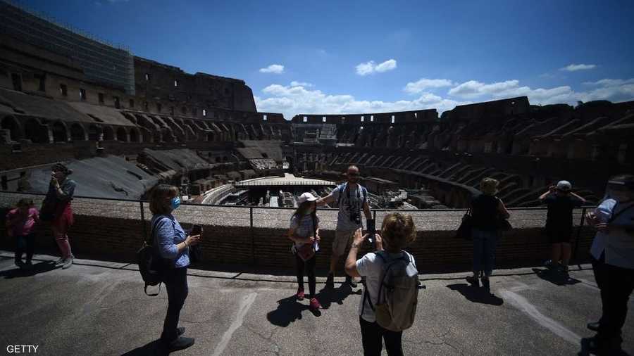 غاب أيضا عن المشهد المصارعون من العصر الحديث الذين عادة ما يستعرضون في الخارج ويلوحون بسيوفهم البلاستيكية.