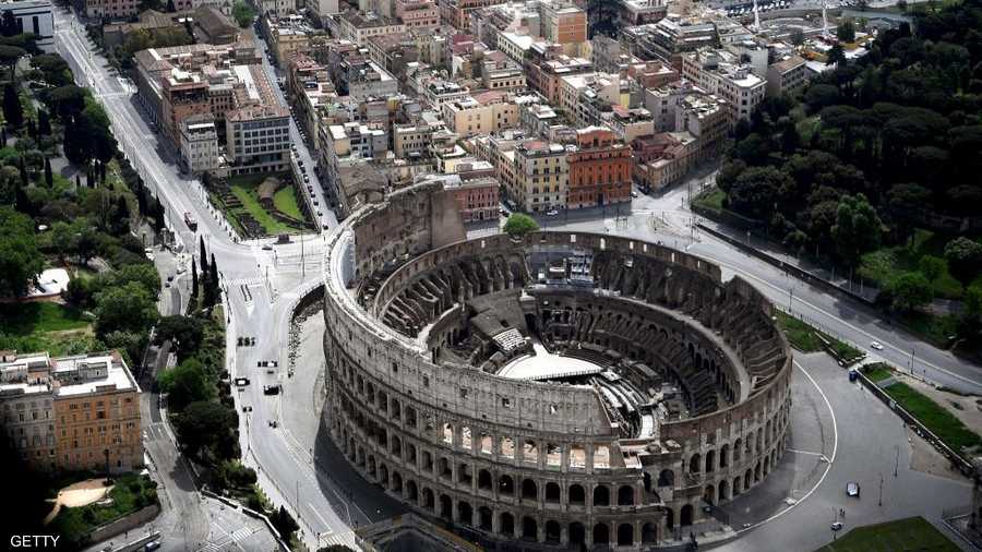 أعيد فتح الكولوسيوم، الذي يعد أبرز موقع سياحي في روما وإيطاليا الاثنين بعدما أغلق أبوابه طوال 3 أشهر بسبب وباء كوفيد-19، لكن لم يكن هناك إلا بضع المئات من الزائرين.