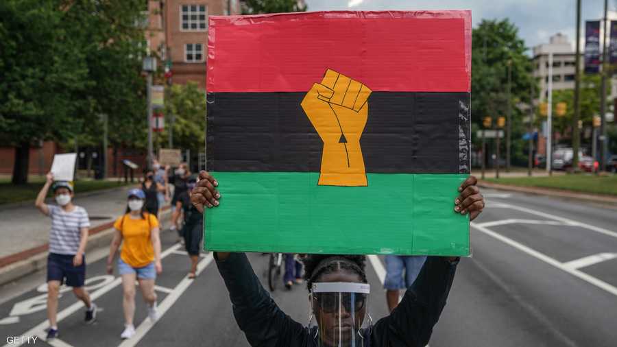 قبضة مشهورة في وجه العالم