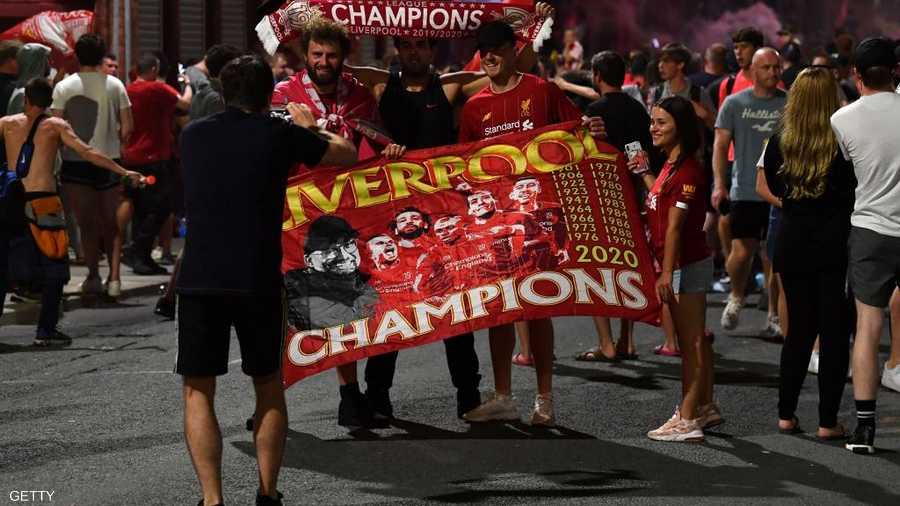 مشجعو الفريق انتشروا في شوارع ليفربول فرحين بالفوز الذي حققته كتيبة المدرب الألماني يورغن كلوب.