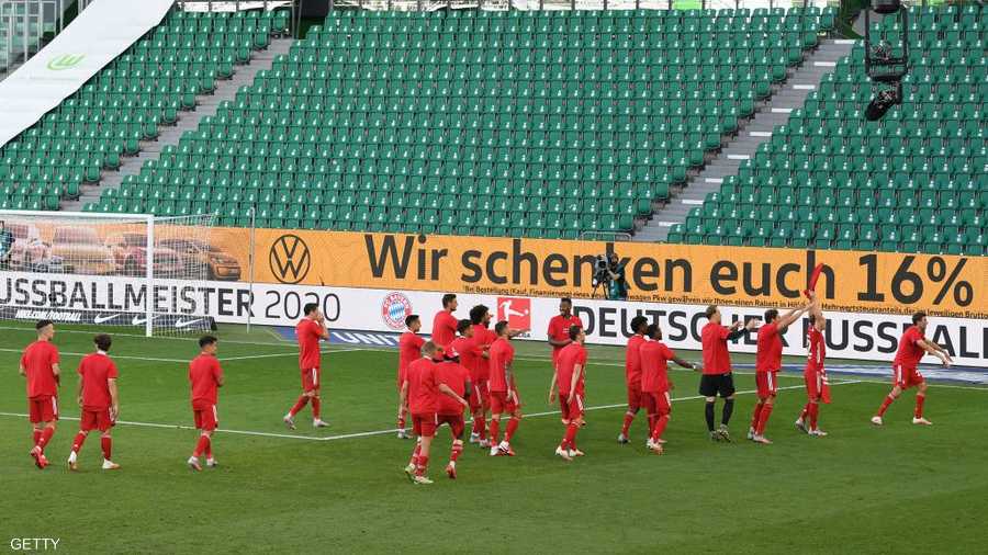 اقتصر الاحتفال على عدد قليل من مسؤولي النادي في المدرجات