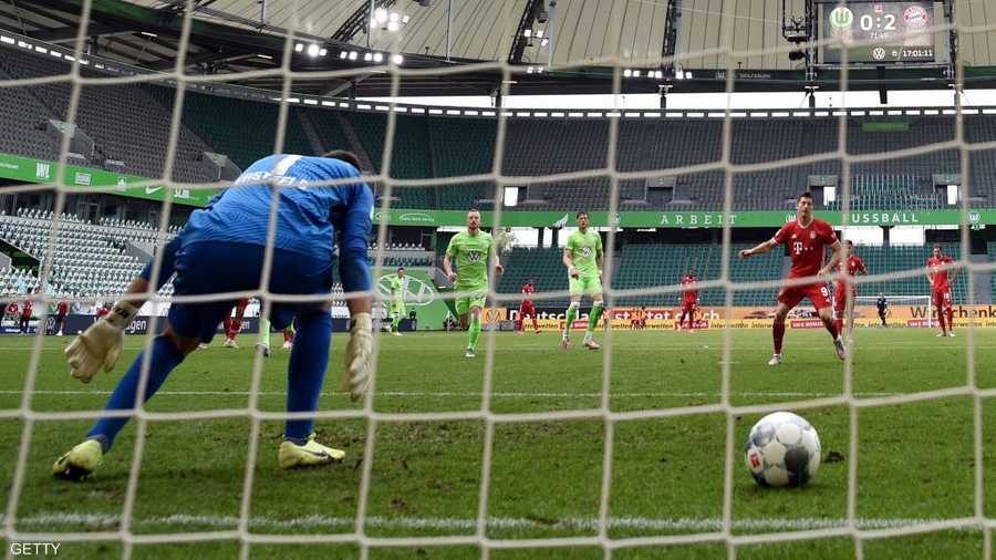 ليفاندوفسكي أحرز هدفه الـ34، ونال جائزة الهداف للمرة الخامسة