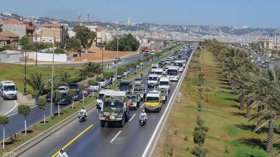 وضعت رفات الشهداء على عربات عسكرية زينت بالورود قبل التوجه الى مثواها الأخير بمقبرة العالية.
