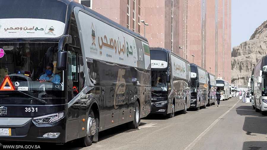 بدأ حجاج بيت الله الحرام مع إشراقة صباح الخميس التوجه إلى صعيد عرفات، لتأدية أهم أركان الحج، وهو "الوقوف بعرفة".