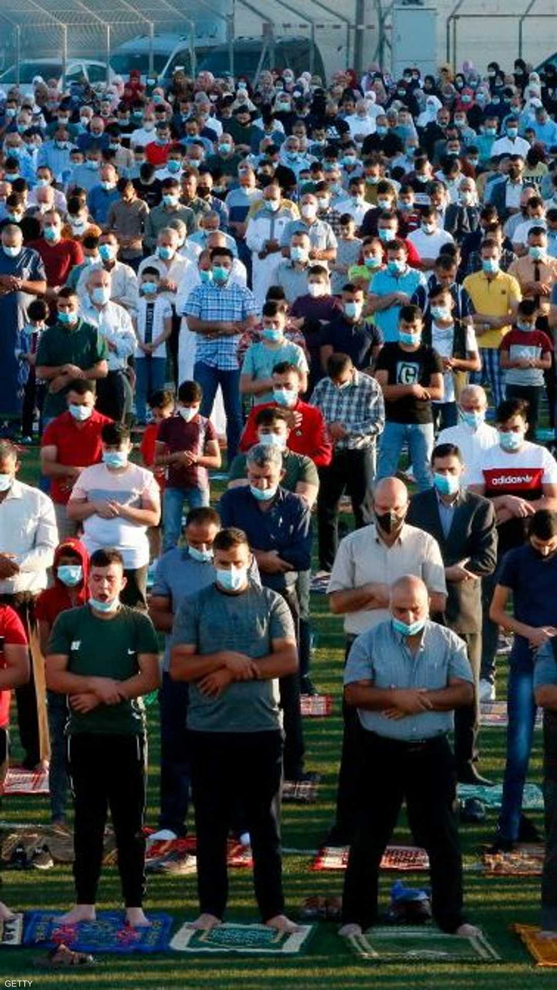 أدى المسلمون في أنحاء العالم صلاة عيد الأضحى، الجمعة، في صفوف متباعدة في المساجد والشوارع والكمامات على وجوههم وسط إجراءات للوقاية من فيروس كورونا المستجد.