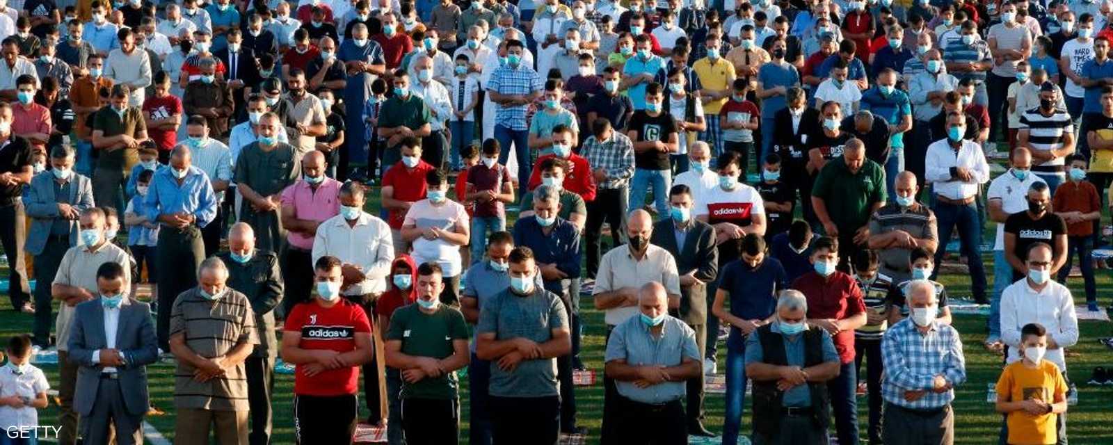 أدى المسلمون في أنحاء العالم صلاة عيد الأضحى، الجمعة، في صفوف متباعدة في المساجد والشوارع والكمامات على وجوههم وسط إجراءات للوقاية من فيروس كورونا المستجد.
