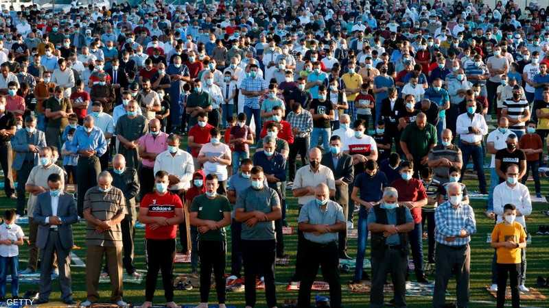 أدى المسلمون في أنحاء العالم صلاة عيد الأضحى، الجمعة، في صفوف متباعدة في المساجد والشوارع والكمامات على وجوههم وسط إجراءات للوقاية من فيروس كورونا المستجد.