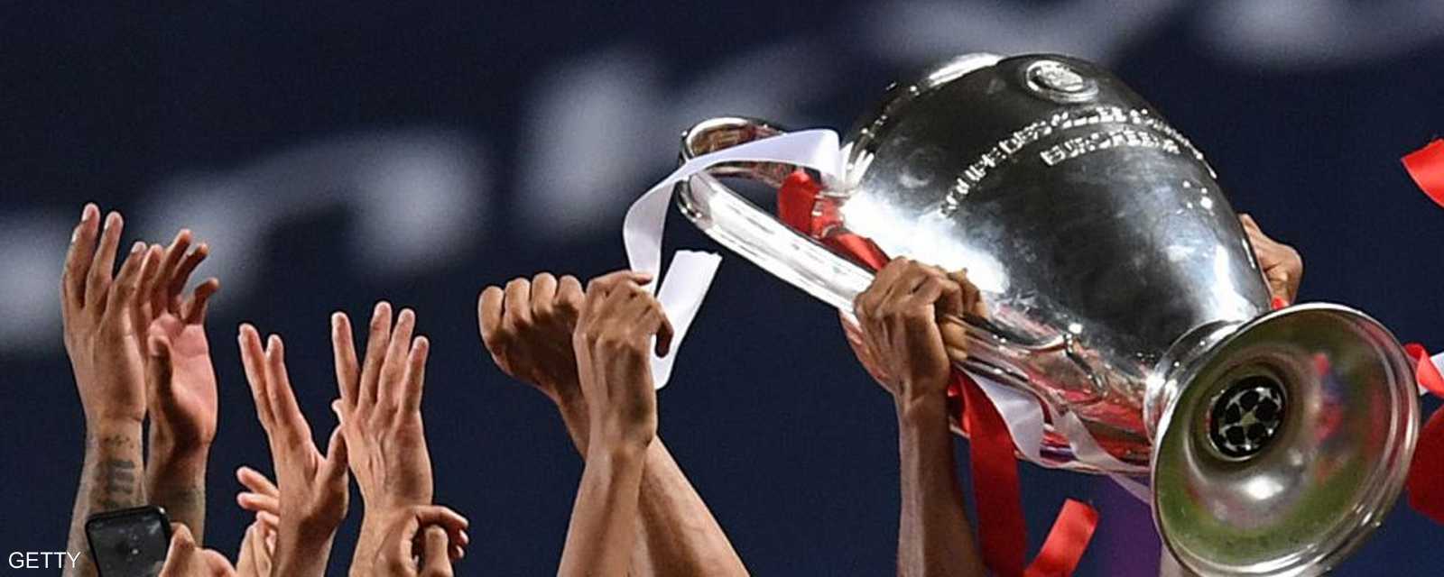 الكأس ذات الأذنين الكبيرتين بأيدي لاعبي بايرن