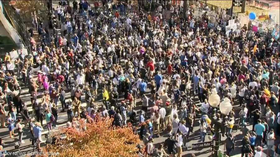 انتصار بايدن يحتفلون بالفوز في محيط البيت الأبيض