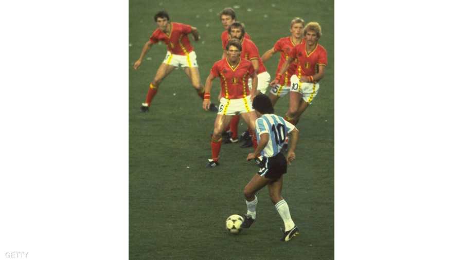 الصورة التاريخية لماردونا في 1982 بعدسة ستيف باويل.