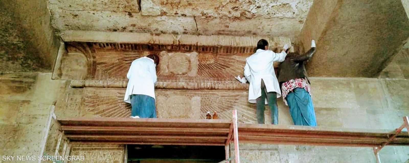 أعمال الترميم في معبد إيزيس