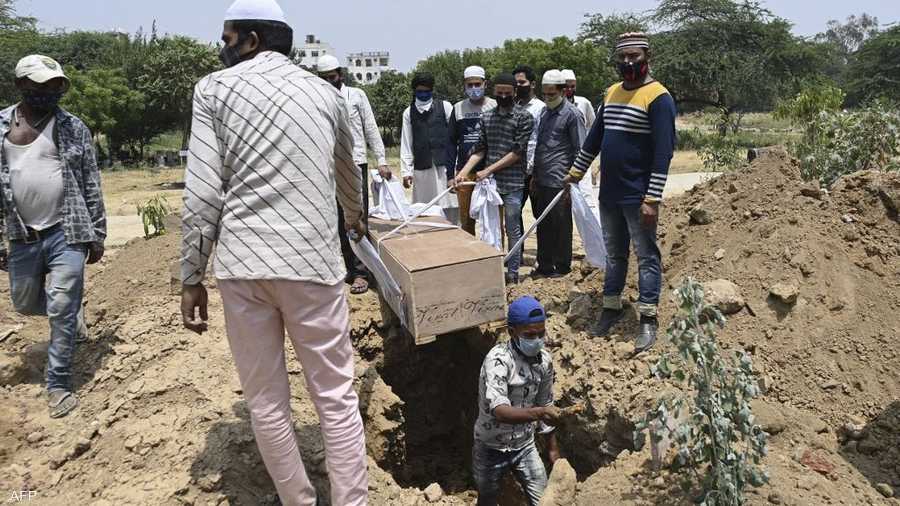 عملية دفن سريعة لأحد ضحايا الجائحة
