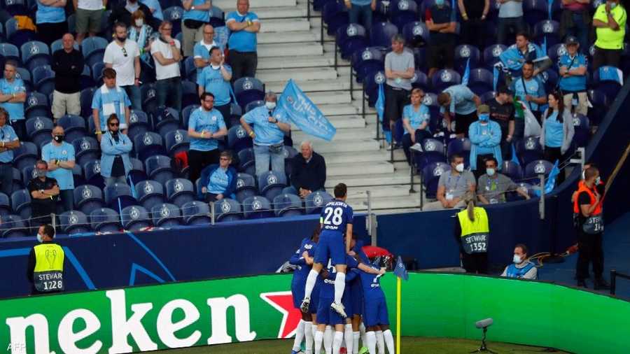 لاعبو تشلسي يحتفلون بالهدف الوحيد أمام جماهير مانشستر سيتي