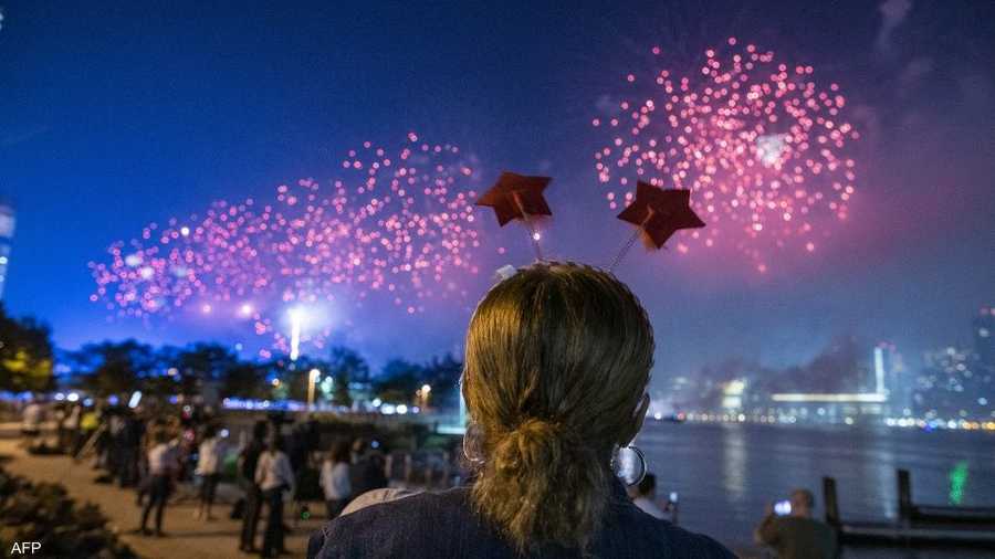 أقيم عرضان كبيران للألعاب النارية في منطقة متنزه ناشيونال مول في واشنطن وعلى بعد نحو ميل على نهر إيست ريفر في مدينة نيويورك.
