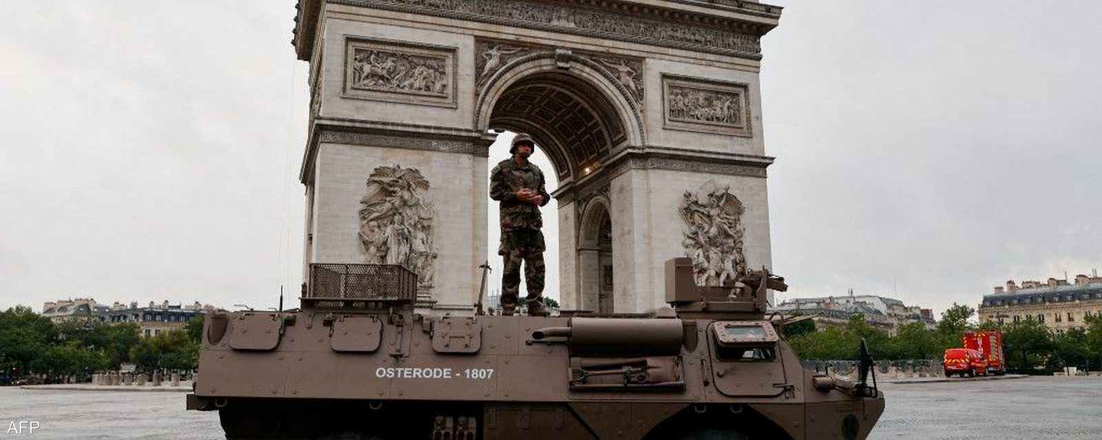 دبابة فرنسية أمام قوس النصر
