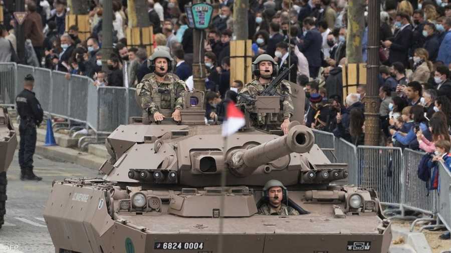 دبابة فرنسية خلال الاستعراض العسكري