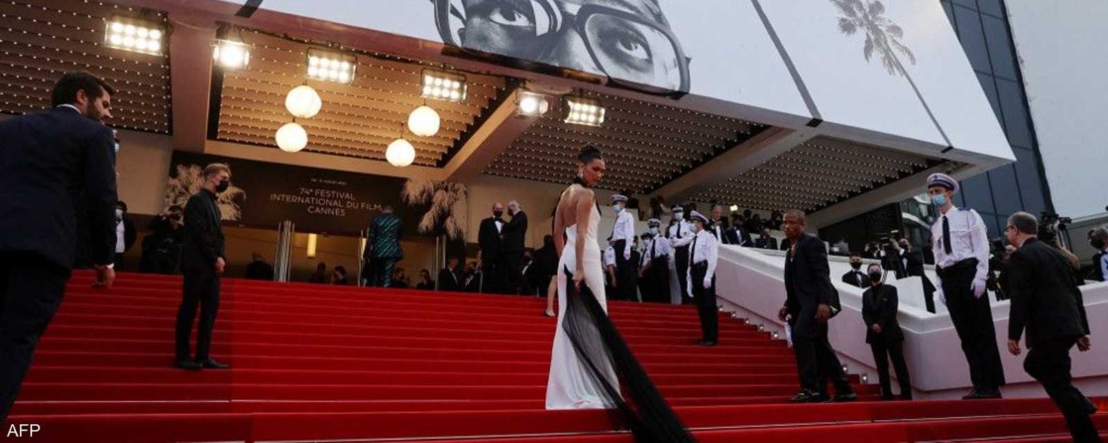 ينتقل التنافس في "كان" لميدان الأزياء بين الحضور