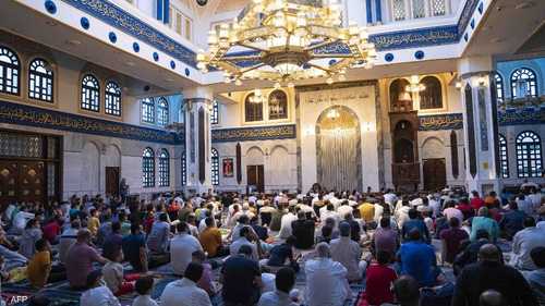 بدت مظاهر عيد الأضحى، الثلاثاء، واضحة في مختلف أنحاء العالم، فيما تواصل الدول اتخاذ مجموعة من الإجراءات للحد من انتشار فيروس كورونا المستجد.