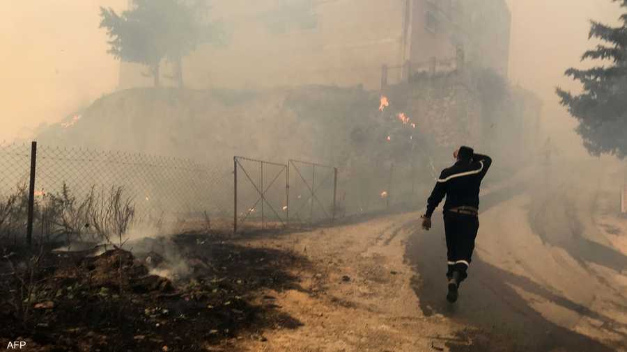 الدخان الكثيف يغطي سماء المنطقة