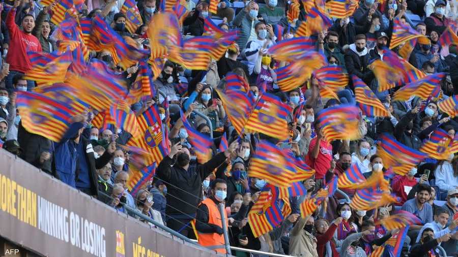 هتف المشجعون باسم تشافي، ولوحوا بأعلام النادي في المدرجات.