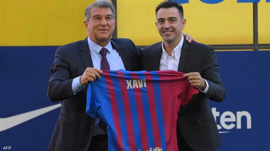 تشافي هيرنانديز ورئيس نادي برشلونة.