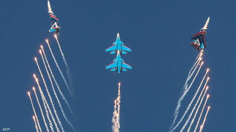 استعراض جوي لفريق "الفرسان الروسي" بطائرة سوخوي Su-27.