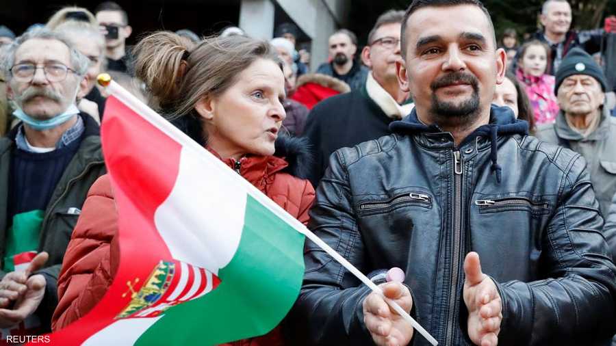 احتجاج ضد التطعيم أمام مبنى المحكمة الدستورية في بودابست بهنغاريا.