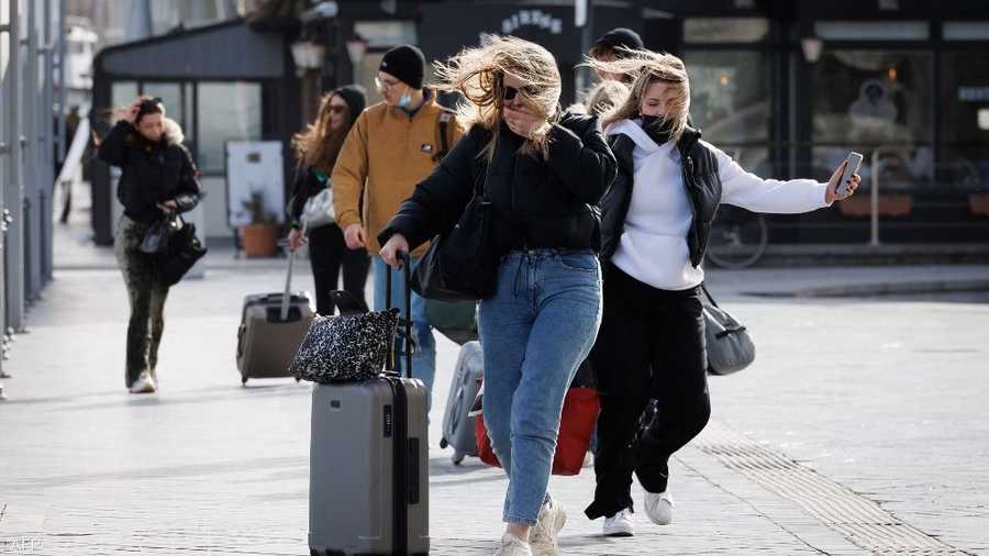 العاصفة صاحبتها رياح شديدة بلغت سرعتها ‭‭‬‬ حوالي 196 كيلومترا في الساعة