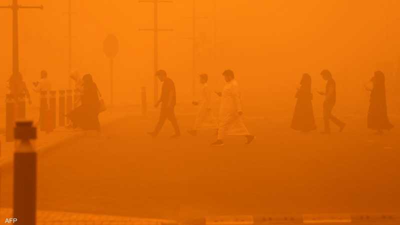 عواصف ترابية اجتاحت الكويت وصعبت حتى المشي في الشوارع