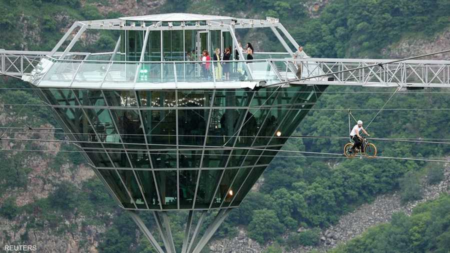 يوفر الجسر والمنصة فرصة لمشاهدة مناظر طبيعية مميزة، تشمل شلالات مياه وكهوفا.