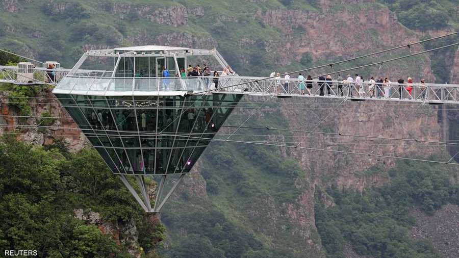 تبلغ تكلفة المشروع الذي يسعى العاملون عليه لإدخاله لموسوعة "غينيس" للأرقام القياسية باعتباره أطول هيكل معلق في العالم، 40 مليون دولار.