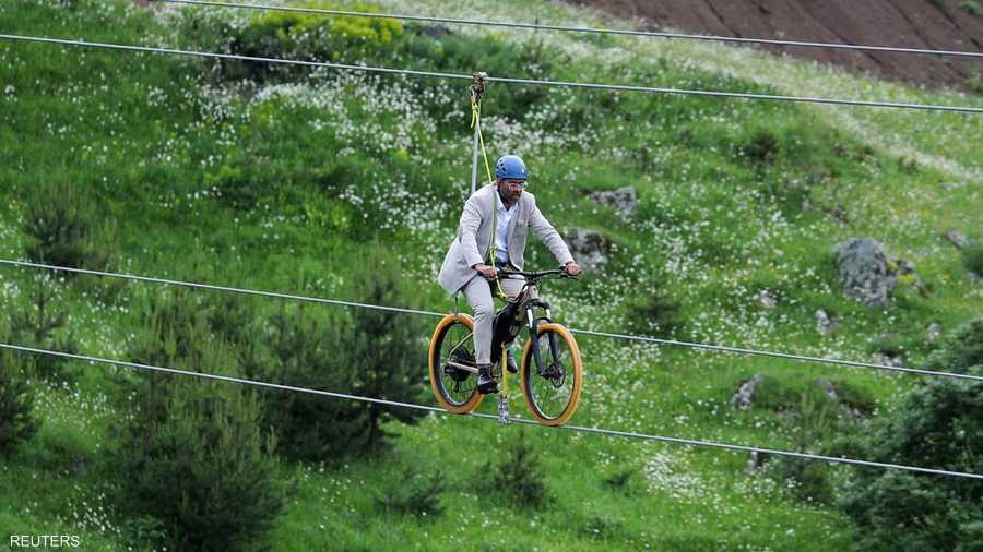 يضم الجسر أيضا شبكة من الخطوط المعلقة التي تمكّن الزوار من تجربة قيادة الدراجات الهوائية عليها.
