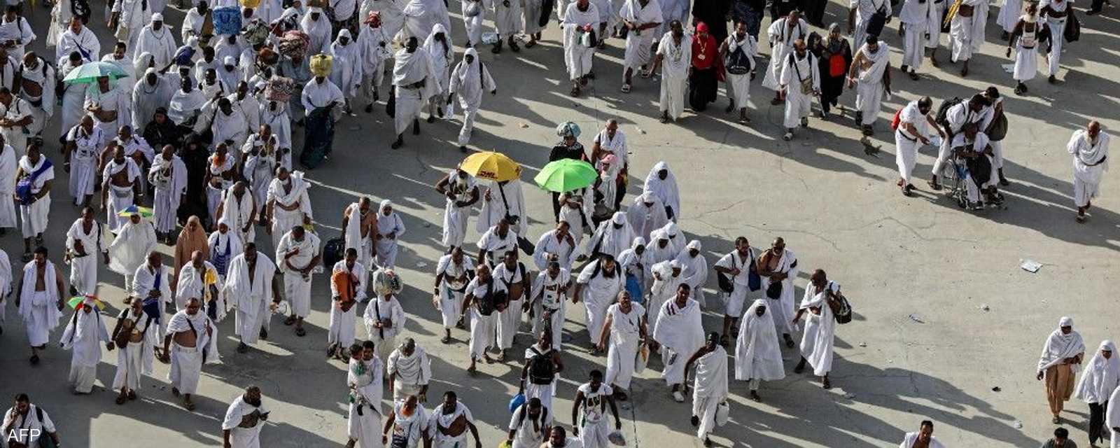 الحجاج يرمون الجمرات مع قرب نهاية مناسك الحج