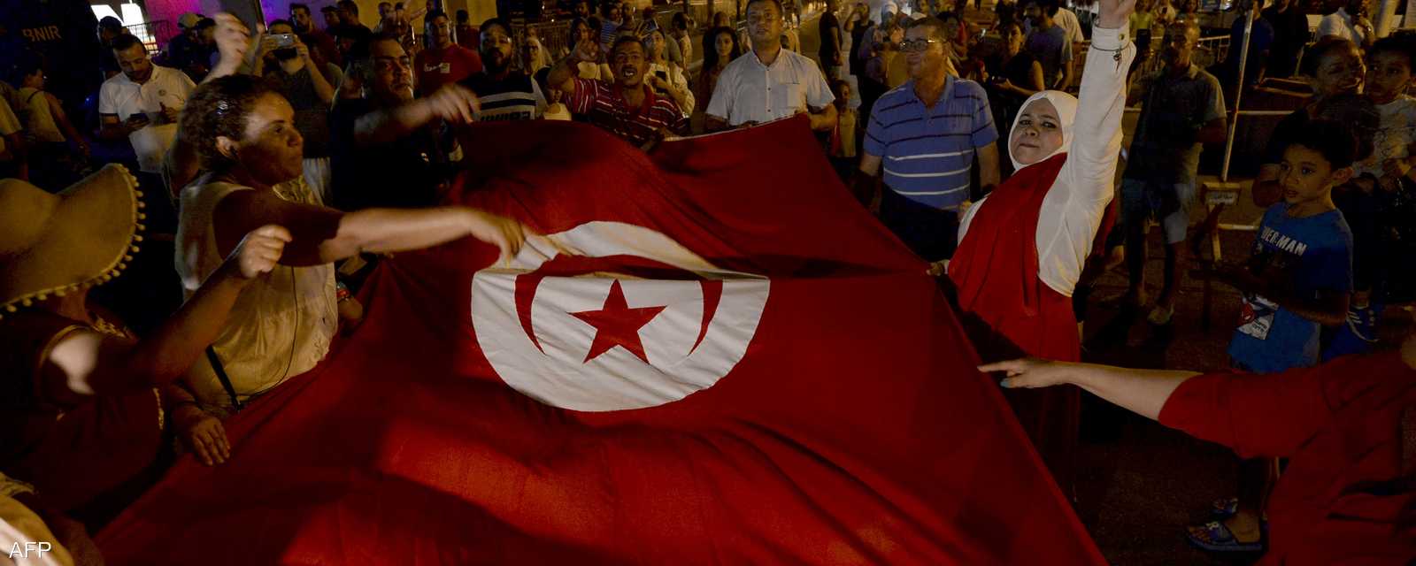 التونسيون يحتفلون بعد الاستفتاء على الدستور الجديد