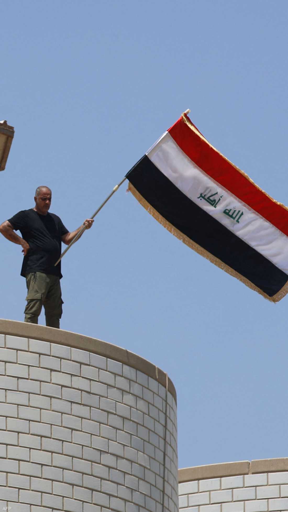اقتحم أنصار التيار الصدري المنطقة الخضراء ودخلوا البرلمان