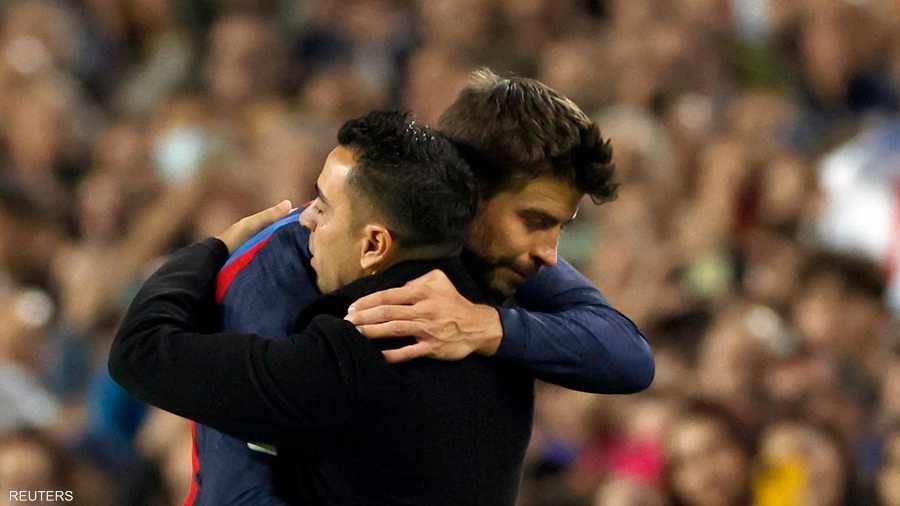 بيكيه وتشافي تزاملا لاعبيْن قبل أن يقود تشافي برشلونة