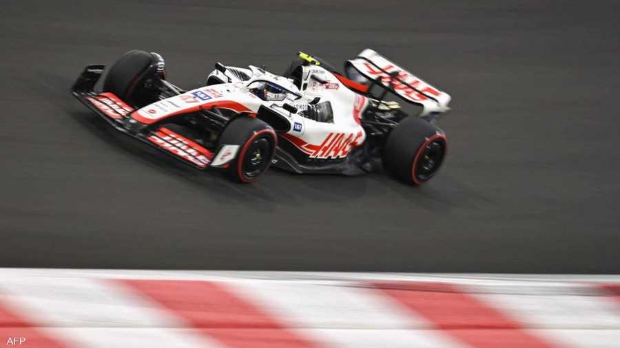 الدنماركي كيفين ماجنوسن يقود سيارته في مرسي ياس