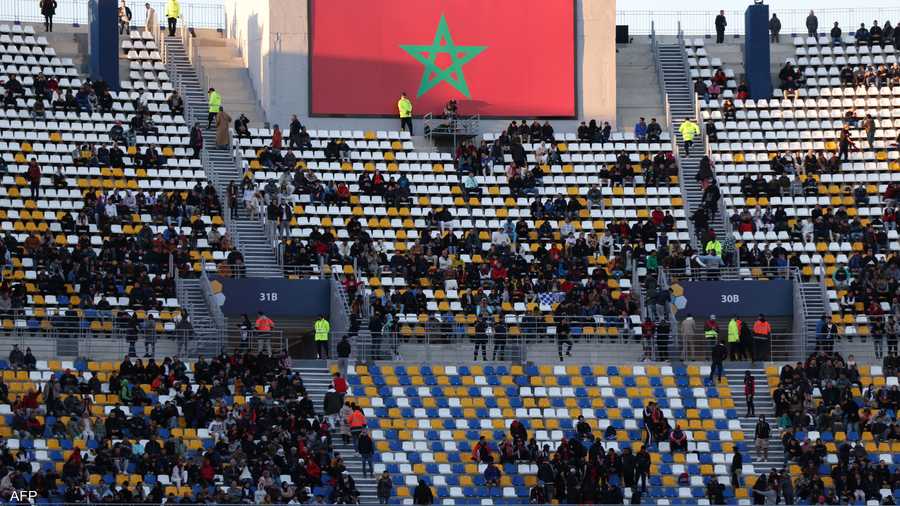 تجمع الجماهير في مدرجات ملعب ابن بطوطة بطنجة