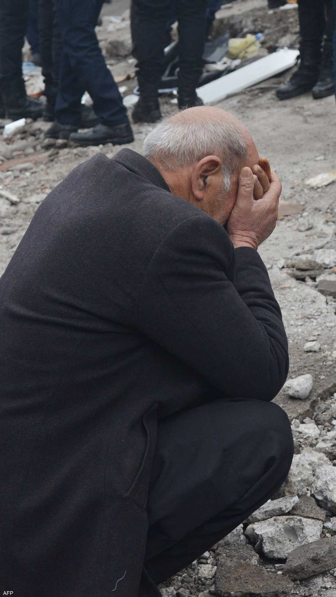 الزلزال خلف الكثير من الأضرار المادية والبشرية