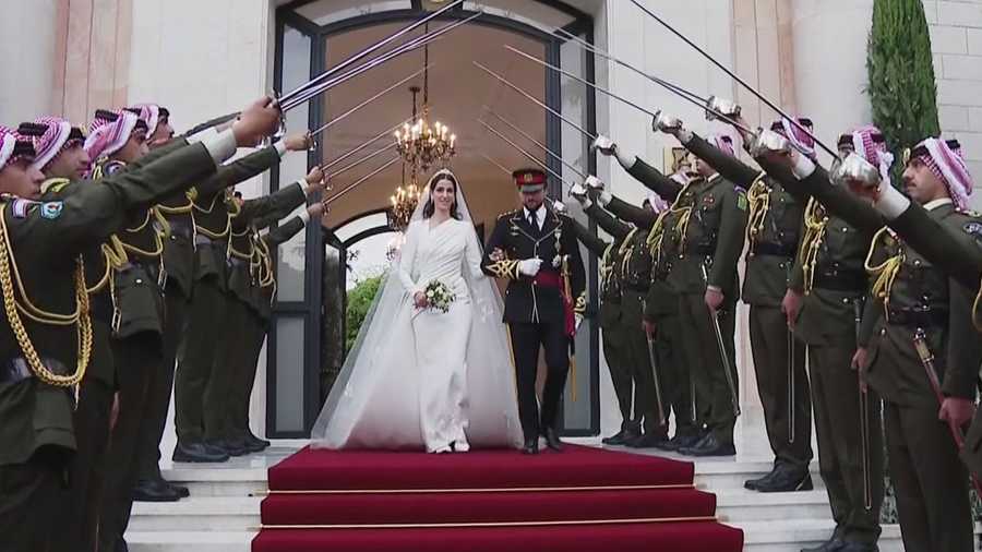 مرّ الزوجان عبر قوس السيوف الملكي