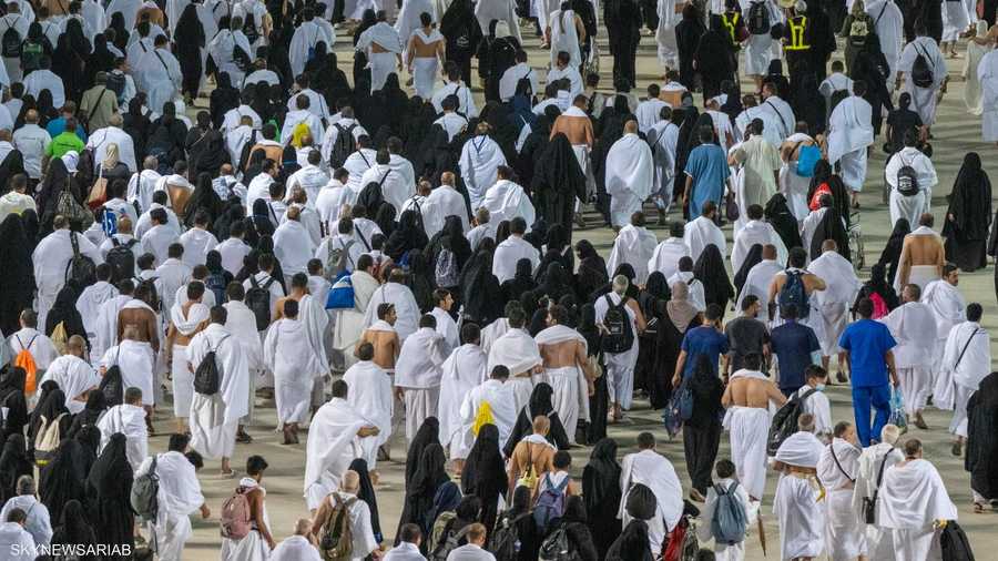 الحجاج يؤدون نسك رمي الجمرات