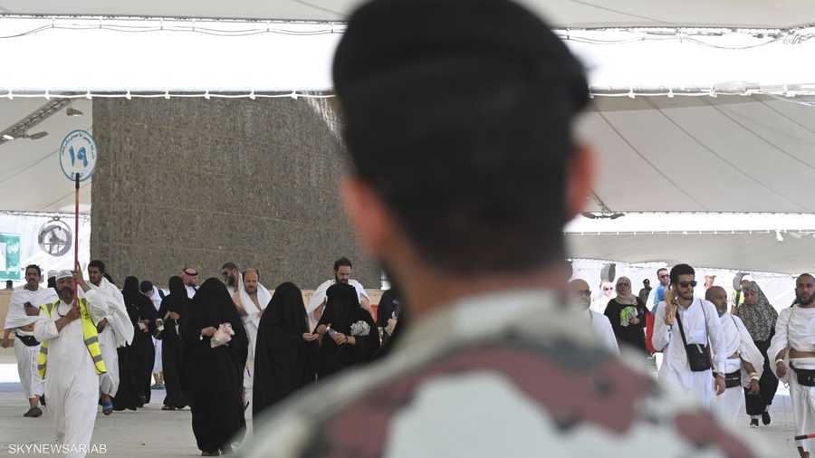 حرص رجال الأمن على ضبط الحجاج أثناء رميهم للجمرة الكبرى