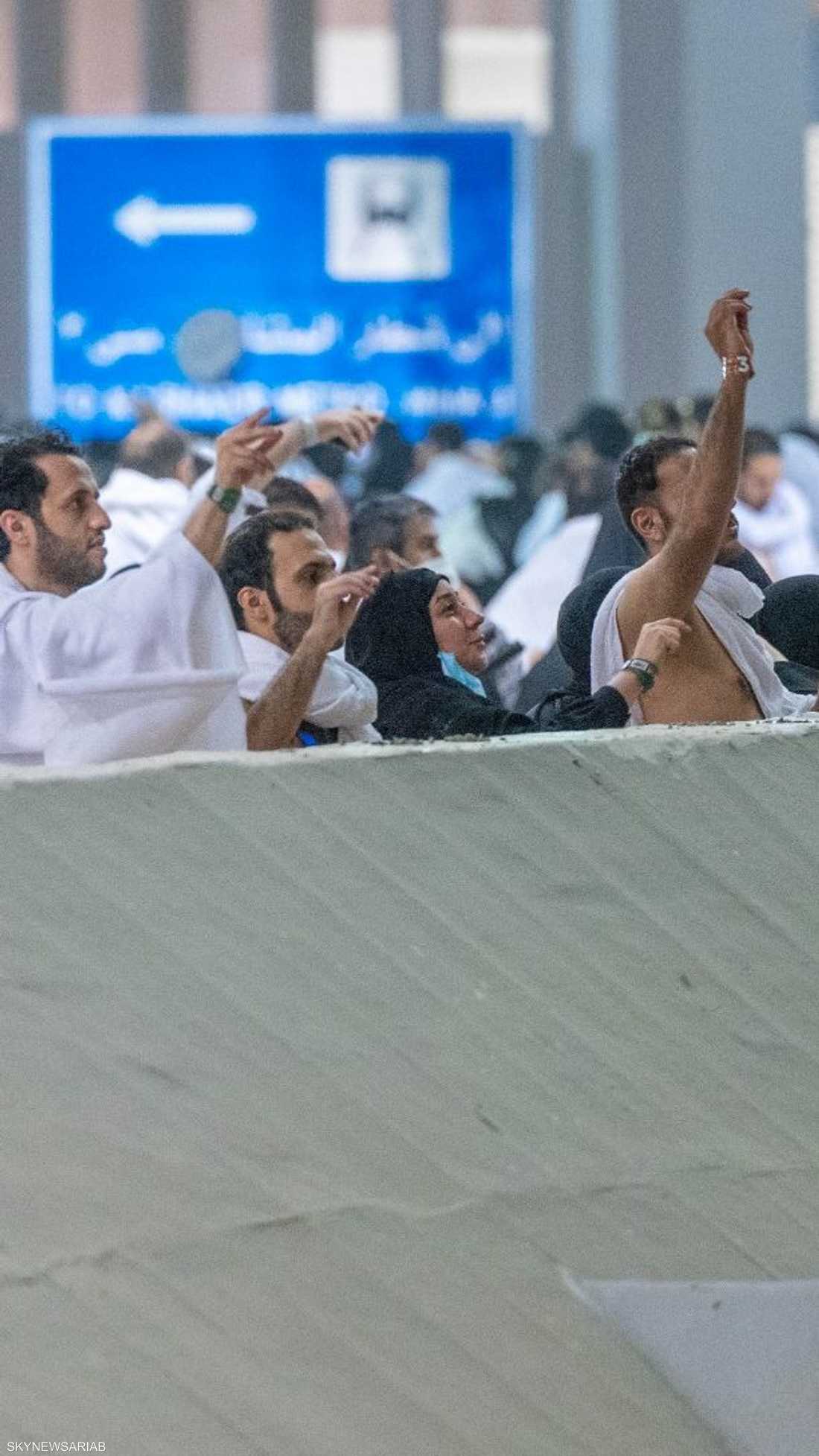 ضيوف الرحمن يرمون الجمرات في أول أيام التشريق