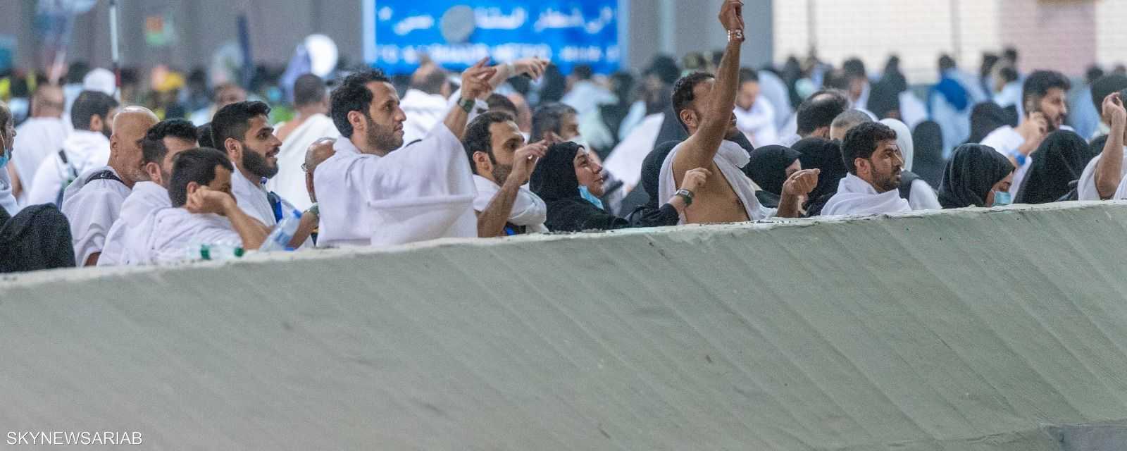ضيوف الرحمن يرمون الجمرات في أول أيام التشريق