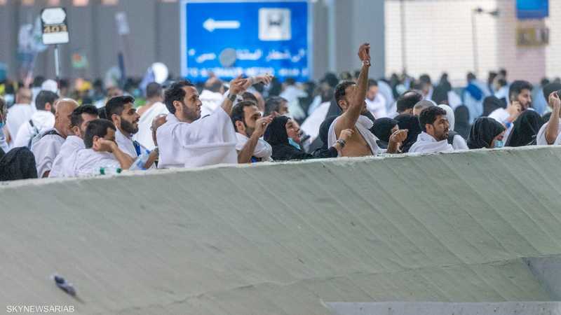 ضيوف الرحمن يرمون الجمرات في أول أيام التشريق