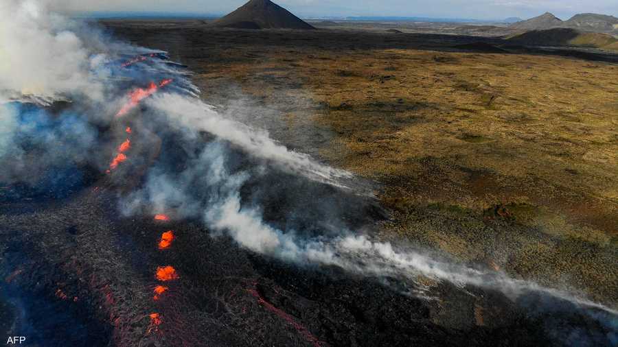 أظهرت لقطات تشكّل سحابة كبيرة ترتفع من الأرض وتدفّقا كثيفا للحمم البركانية.