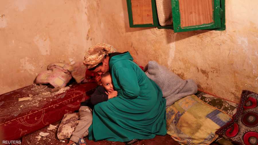 امرأة تواسي نفسها بطفل تحتضنه